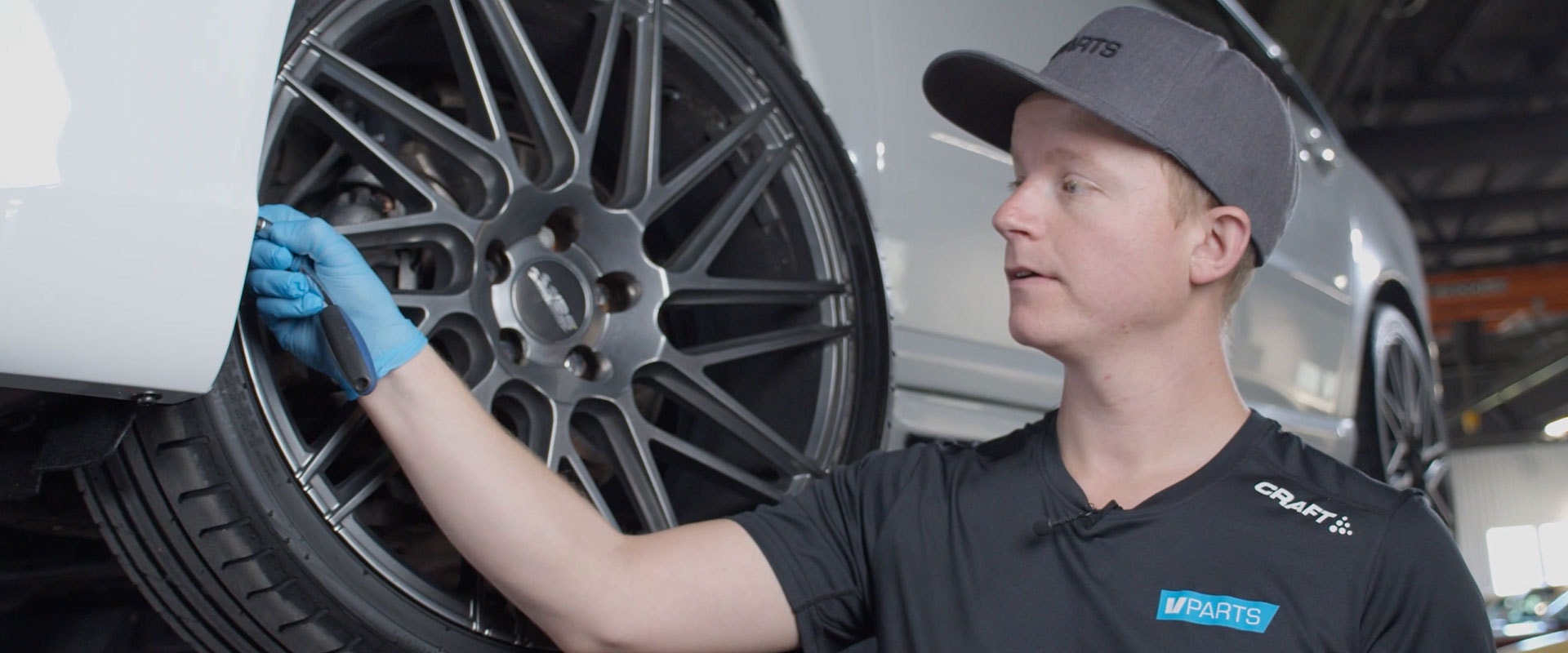 Monterar add-on läpp frontspoiler till Volvo