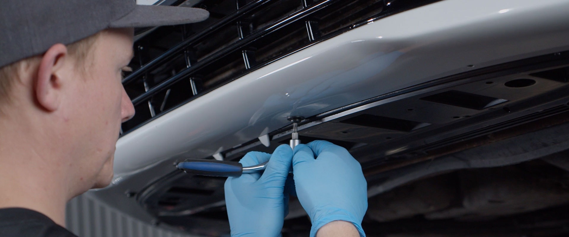 Monterar add-on läpp frontspoiler till Volvo