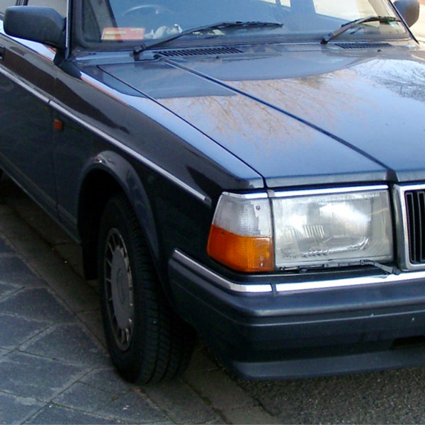Chrome trim for the bumper front for the Volvo 240, 242, 244, 245, 262 right
