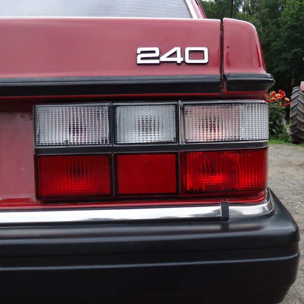 Roodwitte achterlichten voor Volvo 244, volledig witte bovenste rij
